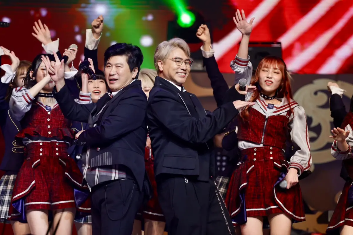 ▲胡瓜砸下2千萬製作的《鑽石舞台之夜》演唱會於今（22）日盛大登場，他率歐漢聲熱力開唱，怎料康康唱完〈舞女〉後，在台上直接遭胡瓜開嗆「你就是賴慧如的替代品！」讓康康故作生氣喊：「你再說一遍！」場面爆發衝突。（圖／記者李政龍攝影）