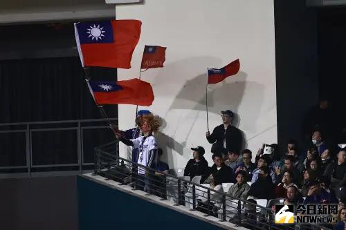 ▲經典賽資格賽吸引大批中華隊球迷帶著國旗進場為中華隊加油。（圖／記者葉政勳攝 , 2025.02.22）