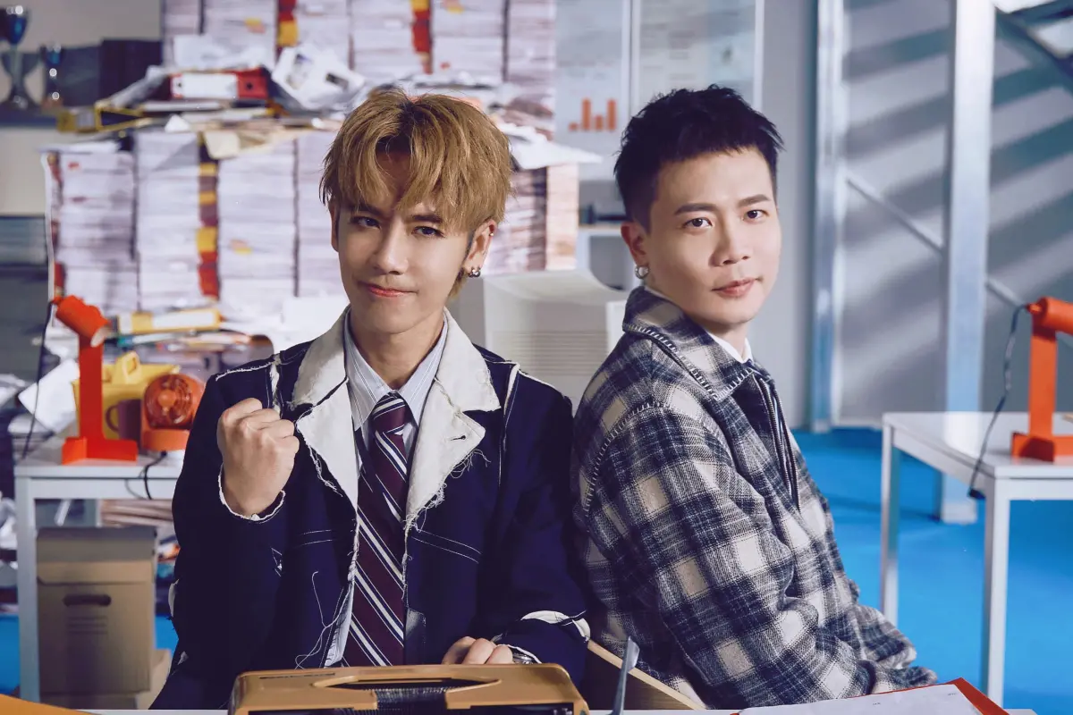 ▲蕭秉治（右）、鼓鼓（左）合體直播下廚，蕭秉治切菜的畫面讓人看了直冒汗，而Energy Toro後來加入直播則笑喊：「被奪走第一次。」（圖／相信音樂提供）