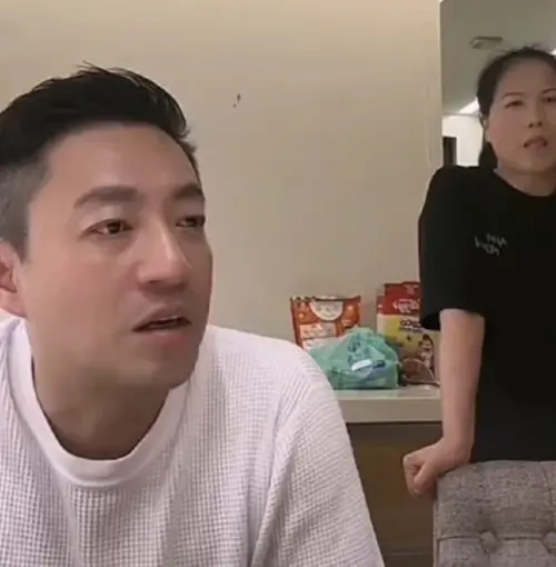 ▲汪小菲(左)過去曾大方公開家中御用保母「小楊阿姨」(右),對其工作能力讚譽有加。(圖/汪小菲 微博) ▲汪小菲(左)過去曾大方公開家中御用保母「小楊阿姨」(右),對其工作能力讚譽有加。(圖/汪小菲 微博)