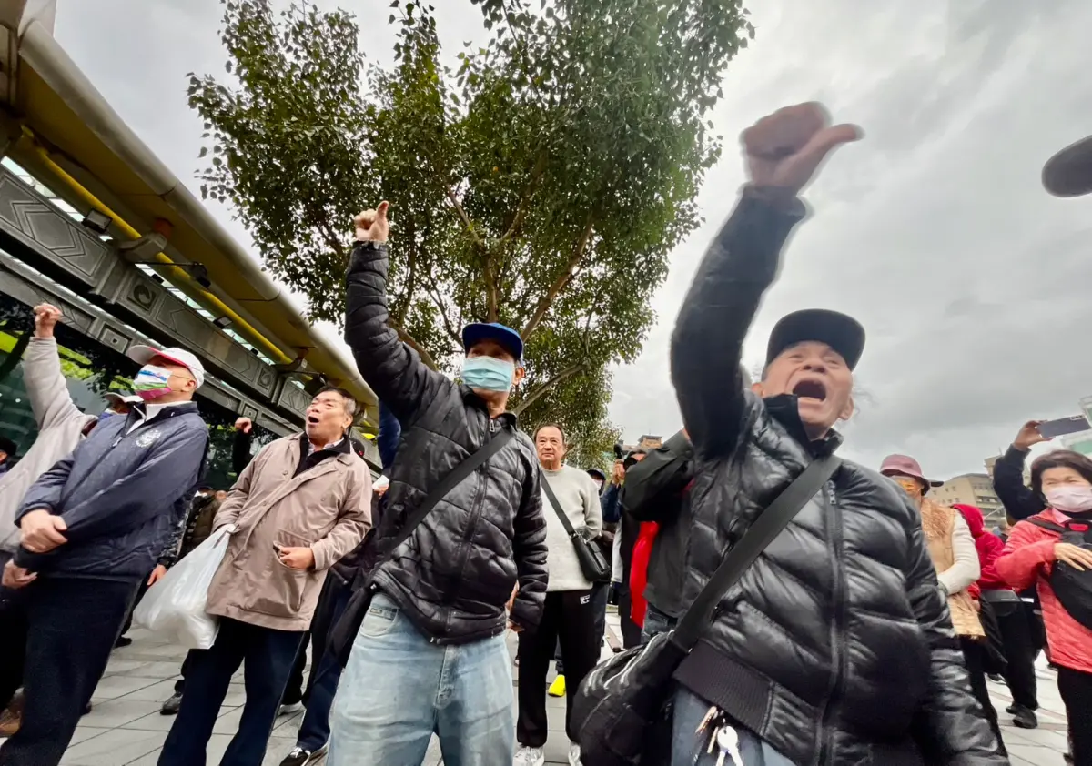 ▲民眾黨主席黃國昌昨日在龍山寺前舉辦活動，沿路被民眾比倒讚，高喊「下台」、「中共走狗」。（圖／記者李政龍攝）