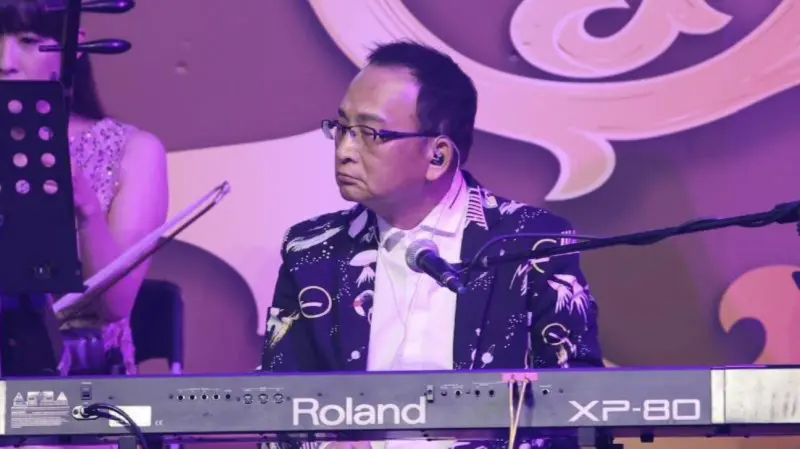 ▲66歲資深樂隊老師孔鏘（如圖）上月才透露自己罹患怪病，下肢右腳「腫到像豬腳那麼大」，如今（22）日受邀擔任胡瓜《鑽石舞台之夜》演唱會樂隊，露面吐露自己耳朵又有狀況，最新近況令人擔憂。（圖／萬星傳播提供）