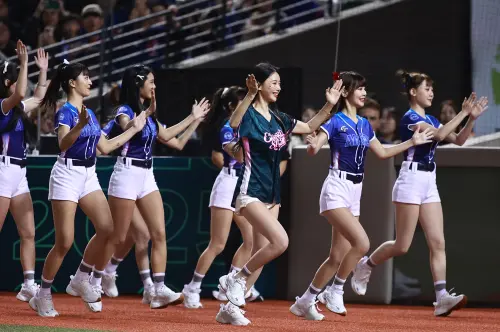 ▲李雅英（中）加入韓國最強外援應援團「Classic Stars」，在經典賽資格賽期間為中華隊應援。（圖／記者葉政勳攝 , 2025.02.22）