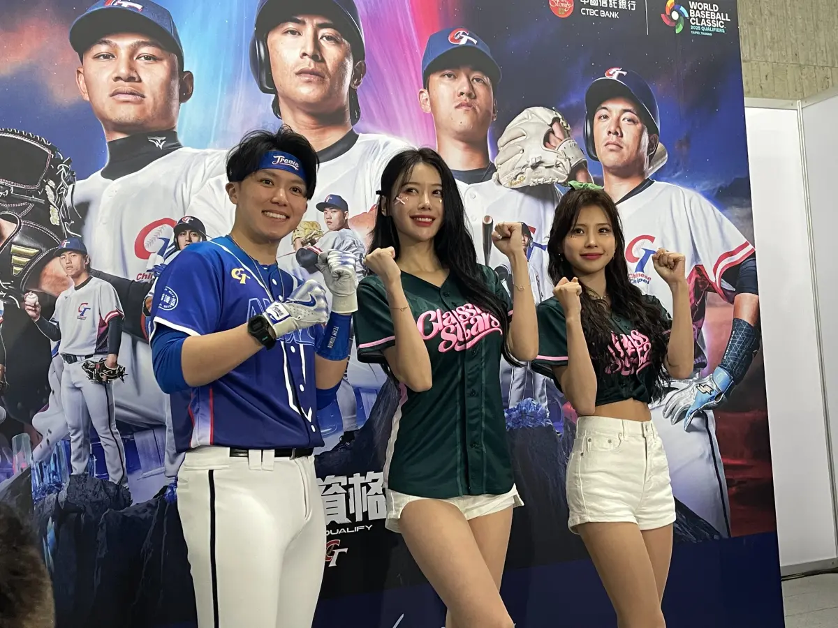 ▲韓國超人氣女神李雅英（中）出席賽前舞台活動，吸引爆滿球迷前來一睹女神風采，經典賽資格賽期間，她都會在場邊為中華隊應援。（圖／記者林子翔攝）