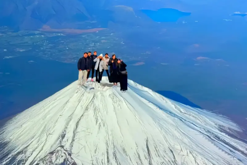 ▲一名中國網友在社群平台上傳「富士山登頂成功」的照片，興奮分享攻頂心得，卻被眼尖的日本網友抓包是「合成照」。（圖／翻攝自小紅書）