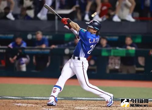 ▲經典賽資格賽中華隊外野手陳傑憲擊出內野滾地球送回一位壘上跑者。（圖／記者葉政勳攝 , 2025.02.22）