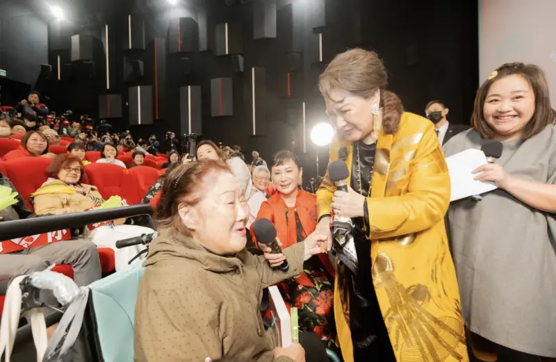▲楊麗花（中）舉辦粉絲見面會，高齡91歲的郭奶奶（左）推著輪椅趕來追星，更激動地從輪椅上站起來和偶像致意。（國家影視聽中心提供）