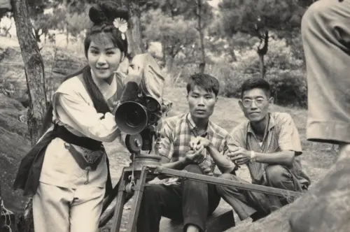 ▲1968《三鳳震武林》工作照,左一為楊麗花。(國家影視聽中心提供) ▲1968《三鳳震武林》工作照,左一為楊麗花。(國家影視聽中心提供)