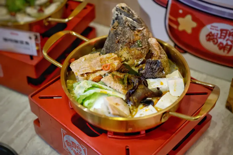 ▲ 林聰明沙鍋魚頭推出鍋物品牌「聰明鍋」，今天正式開幕，以70年歷史的沙鍋魚頭口味衍伸出7款特色鍋，菜色搶先開箱。（圖／記者葉盛耀攝）