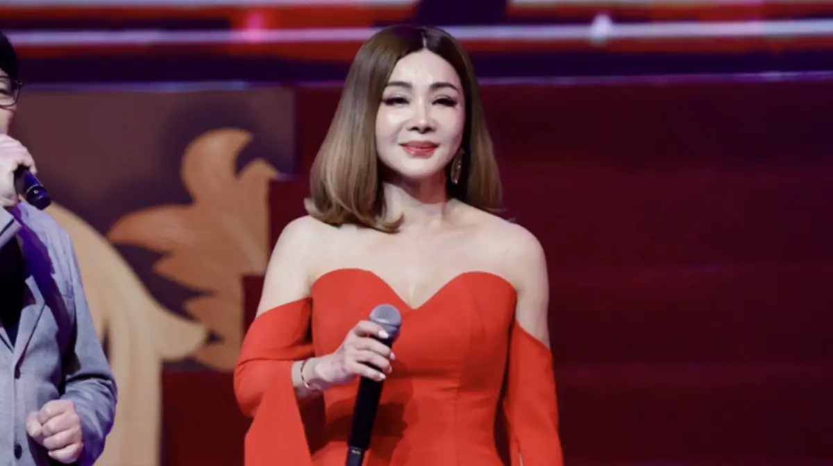 ▲68歲藝人陳美鳳（如圖）左腳骨裂，目前以輪椅代步，今（22）日她負著傷痛登上胡瓜舉辦的《鑽石舞台之夜》演唱會，表演前她分享痛到動不了近況，還求過醫師別開刀。（圖／記者李政龍攝影）