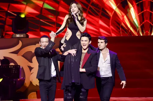 ▲陳美鳳(如圖)由4名猛男抬轎進出,從台階上緩緩走下大舞台,畫面有些驚險。(圖/記者李政龍攝影) ▲陳美鳳(如圖)由4名猛男抬轎進出,從台階上緩緩走下大舞台,畫面有些驚險。(圖/記者李政龍攝影)