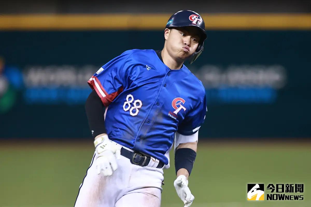 ▲2026年第6屆WBC世界棒球經典賽資格賽（World Baseball Classic Qualifiers），今（22）日中華隊面對關鍵一戰對南非，在比賽第6局中，我國快腿宋晟睿跑出罕見的「場內全壘打」，幫助球隊擴大領先到5：1。（圖／記者葉政勳攝 , 2025.02.22）