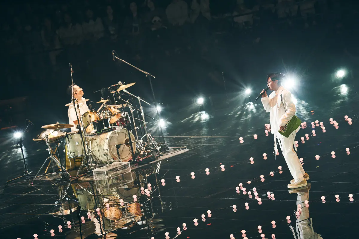 ▲蘇打綠主唱青峰（右）整晚在台上淚崩3次，「驚喜嘉賓」小洋老師上台和他們演唱新歌〈Silent Angel〉，他還上前和對方擁抱。（圖／緒風提供）