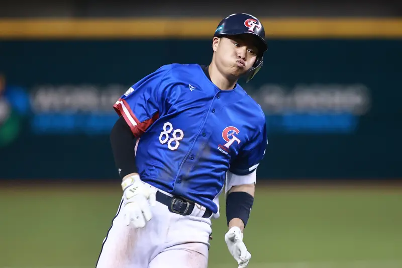 ▲宋晟睿在六局上鎖定南非第三任投手柏金斯（Damien Perkins）的球，敲出右外野方向安打，右外野手布利昂（Bradon Bouillion）試圖飛撲接球，卻讓球滾到後方，宋晟睿快馬加鞭，展現快腿，一次繞了全部的壘包，跑出一隻場內全壘打。（圖／記者葉政勳攝，2025.02.22)