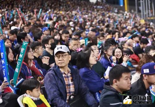 ▲經典賽資格賽中華隊面對南非隊的比賽吸引近滿場球迷進場為中華隊加油。（圖／記者葉政勳攝 , 2025.02.22）