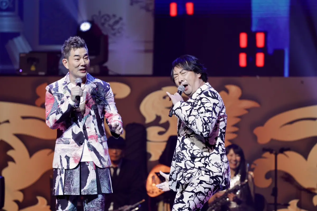 ▲任賢齊（左）及九孔（右）登上胡瓜舉辦的《鑽石舞台之夜》演唱會合唱，3人在台上還原當年九孔險釀命的驚魂過程。（圖／記者李政龍攝影）