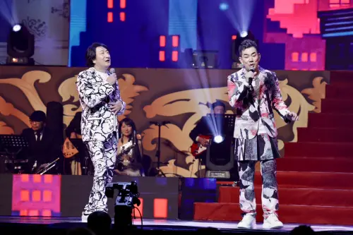 ▲任賢齊及九孔登上胡瓜舉辦的《鑽石舞台之夜》演唱會。(圖/記者李政龍攝影) ▲任賢齊及九孔登上胡瓜舉辦的《鑽石舞台之夜》演唱會。(圖/記者李政龍攝影)