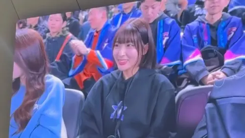 ▲來自統一獅啦啦隊的瑟七在見到自己與李東洺同時出現在大螢幕時表情相當害羞。(圖/Threads) ▲來自統一獅啦啦隊的瑟七在見到自己與李東洺同時出現在大螢幕時表情相當害羞。(圖/Threads)