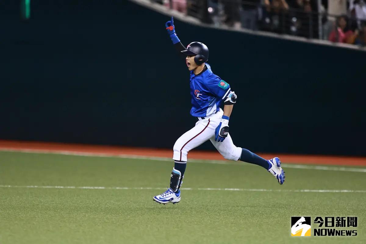 ▲WBC世界棒球經典賽資格賽，中華隊三壘手李宗賢替補上場敲出兩分打點全壘打。（圖／記者葉政勳攝）