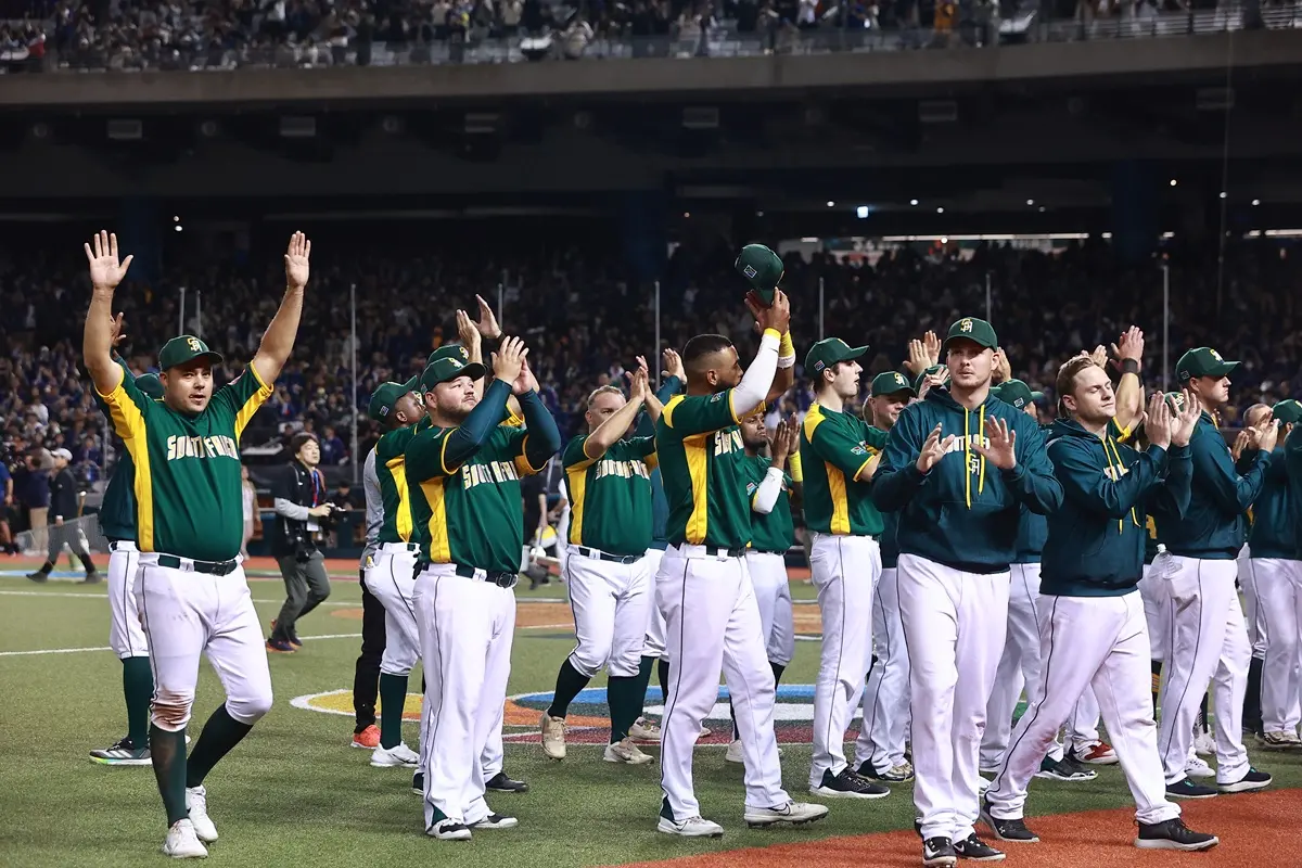 ▲中華隊在2026年第6屆WBC世界棒球經典賽資格賽（World Baseball Classic Qualifiers，簡稱WBCQ）比賽之外的美麗鏡頭，在22日的賽後，以1：9落敗的南非隊，球員在離場時揮手向進大巨蛋看球的球迷致意，而觀眾們也報以歡呼回應，展現最美好的運動家精神。（圖／記者葉政勳攝）