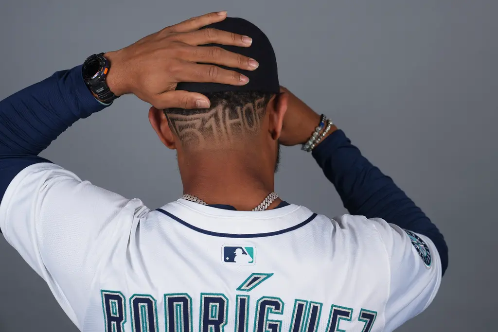 ▲西雅圖水手隊的官方社群媒體帳號近期分享了Julio Rodriguez在春訓前展示的「全新髮型」，他的後腦勺被剃出「51 HOF」的字樣，很明顯是為了致敬名人堂成員鈴木一朗。（圖／美聯社／達志影像）