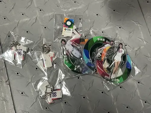 ▲啦啦隊女孩壓克力立牌、球員鑰匙圈是2項最熱門扭蛋商品，其中限定球員如陳傑憲、吳念庭與陳文杰，網路價格飆破1200元。（圖／記者林子翔攝）