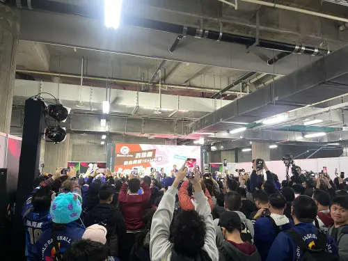 ▲資格賽場外活動舞台每天都規劃啦啦對女孩與球迷見面會，吸引大批球迷一睹女神風采。（圖／記者葉政勳攝 , 2025.02.22）