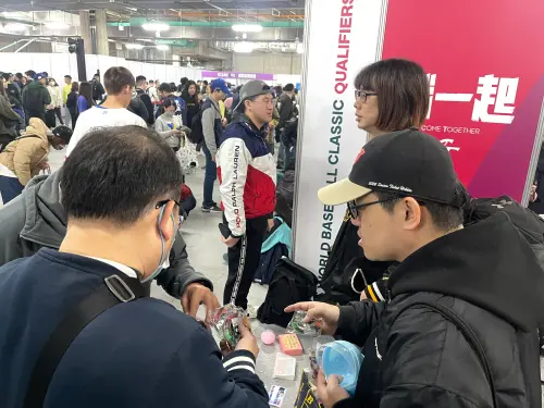 ▲扭蛋機一旁有不少球迷在資格賽場外活動現場，交換扭蛋機商品。（圖／記者林子翔攝 , 2025.02.22）