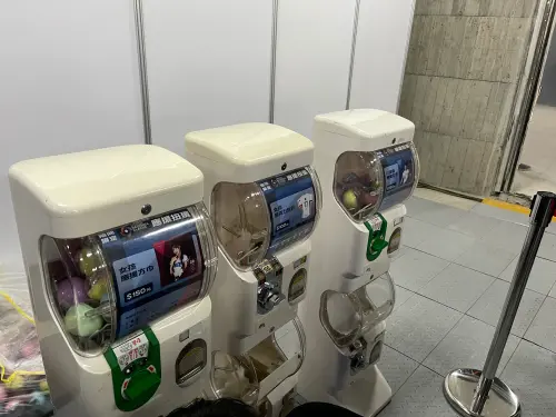 ▲「應援扭蛋機」在每年國際賽活動攤位都是最熱門的活動之一，本次資格賽限定商品一共有4種，分別是「鑰匙圈」、「方巾」、「應援立牌」與「壓克力別針」（圖／記者葉政勳攝 , 2025.02.22）