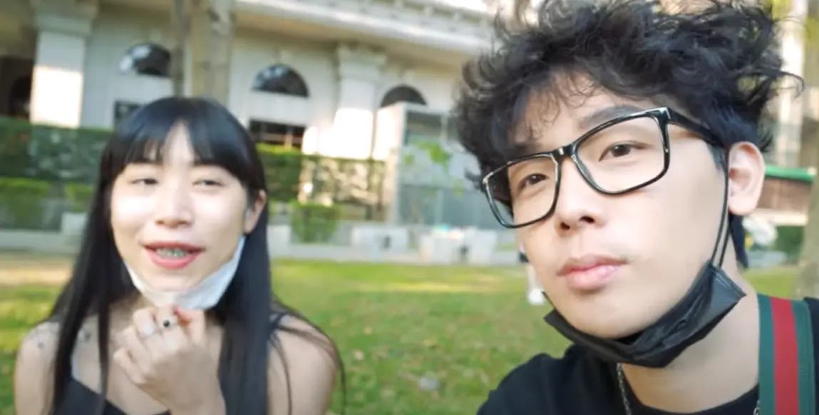 ▲NanaQ（左）指控曾和網紅合作拍片，請對方買水對方卻多買了保險套，讓她傻眼的說「一點都不好笑」，而這個人很可能就是在指「反骨男孩」的團長酷炫（右）。（圖／酷炫老師YouTube）