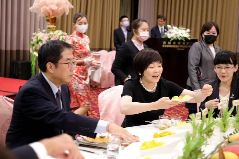 ▲黃偉哲特別準備了當時臺南盛產的愛文、金煌、西施、海頓、黑香芒和桃子等多達6種芒果來款待夫人，一上桌就吸引安倍昭惠的驚嘆！（圖／南市府提供）