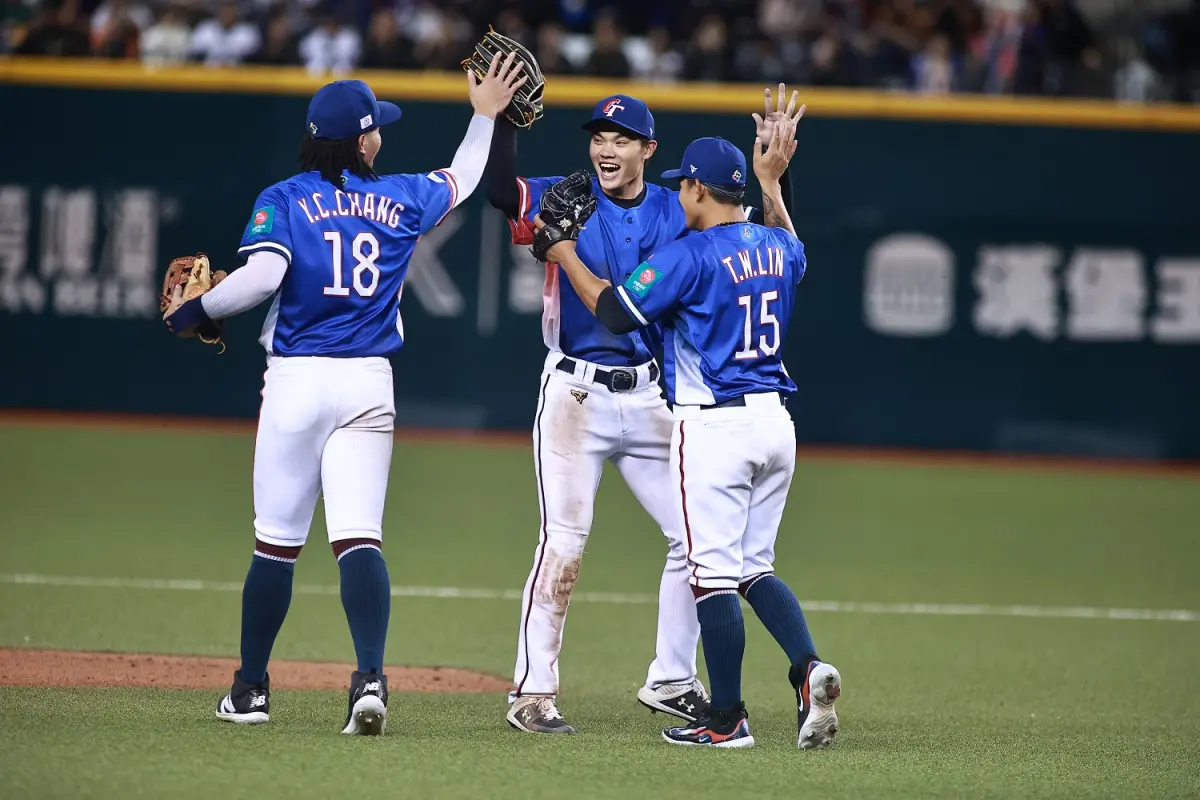 ▲中華隊昨戰9：1大勝南非，美國論壇《Reddit》討論到中華隊得點圈14支2、共留下15個殘壘還能贏8分，表示這是一場瘋狂的比賽。（圖／記者葉政勳攝）