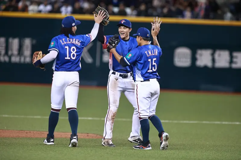 ▲中華隊昨戰9：1大勝南非，美國論壇《Reddit》討論到中華隊得點圈14支2、共留下15個殘壘還能贏8分，表示這是一場瘋狂的比賽。（圖／記者葉政勳攝）