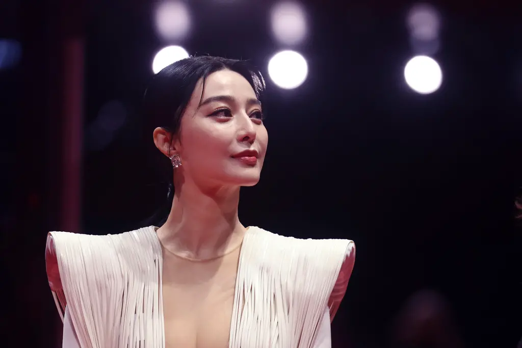 ▲范冰冰因逃漏稅遭封殺，近來有消息指出，范冰冰準備在香港定居，還取得「新香港人」身分，她還以每個月65萬元在當地租住140坪的超級豪宅。（圖／范冰冰微博）