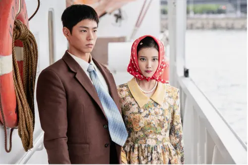 ▲《苦盡柑來遇見你》由IU（右）、朴寶劍（左）主演，講述從濟州島到首爾的溫馨故事，將在3月7日於Netflix上架。（圖／Netflix）