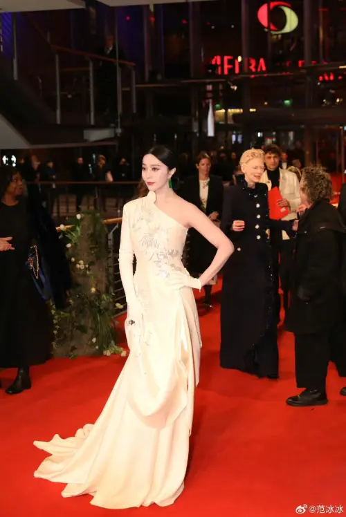 ▲2025第75屆柏林影展范冰冰開幕典禮造型。（圖／范冰冰微博）