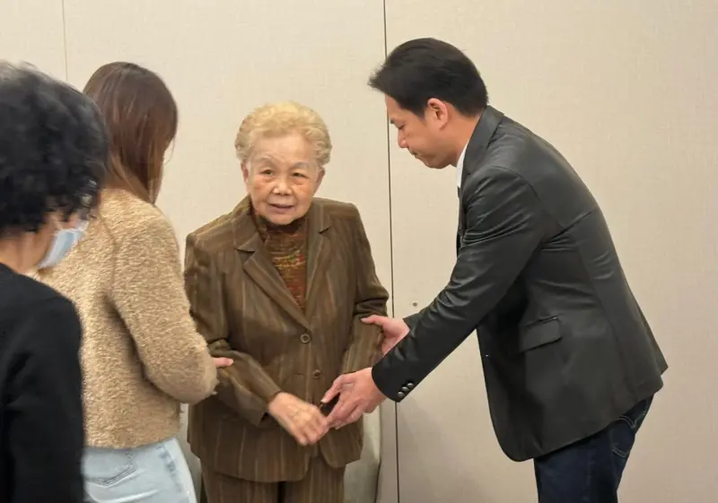 ▲柯文哲父親病逝，新竹市代理市長邱臣遠向柯文哲父親拈香致意、慰問家屬。（圖／翻攝自邱臣遠臉書）