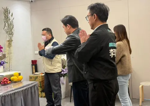 ▲柯文哲父親病逝，新竹市代理市長邱臣遠向柯文哲父親拈香致意、慰問家屬。（圖／翻攝自邱臣遠臉書）