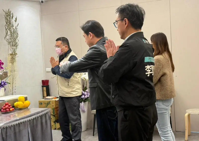 ▲柯文哲父親病逝，新竹市代理市長邱臣遠向柯文哲父親拈香致意、慰問家屬。（圖／翻攝自邱臣遠臉書）