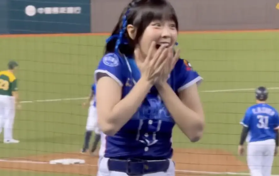 ▲WBC資格賽話題不斷，啦啦隊應援與經典賽事一同點燃全場。樂天女孩籃籃（如圖）見證全壘打，激動反應全被拍下，遭粉絲狂轉發！（圖／翻攝自threads）