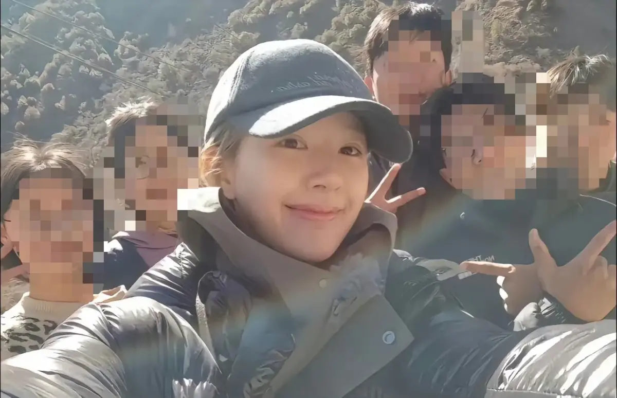 ▲趙露思去年底罹患失語症，近3個月都在休養，如今康復狀態曝光，趙露思已經不用拿拐杖了，素顏氣色也很不錯，皮膚白到發光。（圖／翻攝自微博）