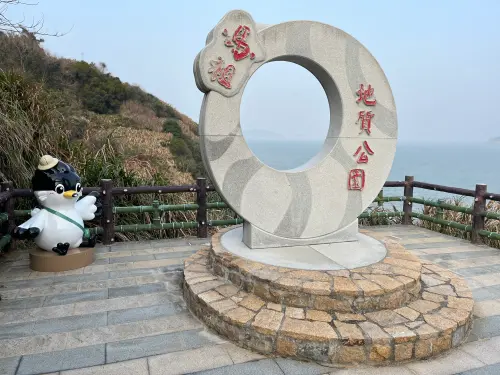 馬祖藍調時光好好玩 3/1登場春遊馬祖4時候 ▲馬祖吉祥物鷗霸,化身地質學家公仔矗立馬祖地質公園南竿秋桂山海岸景觀區,萌樣逗趣可愛。(圖/主辦單位提供)