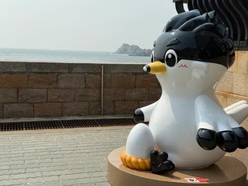 馬祖藍調時光好好玩 3/1登場春遊馬祖4時候 ▲馬祖吉祥物鷗霸公仔矗立莒光坤坵沙灘的是孵蛋造型。(圖/主辦單位)