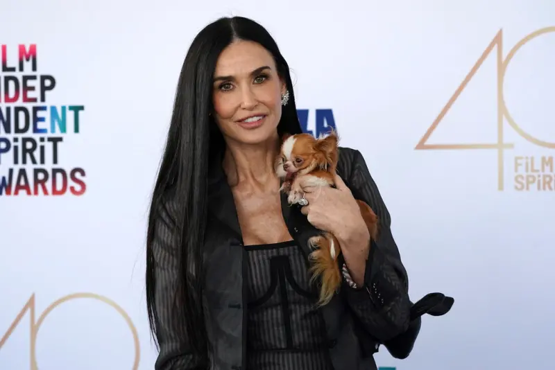 ▲黛咪摩爾以《懼裂》入圍獨立精神獎最佳主角，特別帶著愛犬出席頒獎典禮，可惜最後由《艾諾拉》麥琪麥迪遜獲獎，該片也成為得到最佳影片、導演等3大獎的贏家。（圖／美聯社／達志影像）