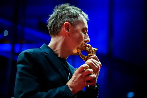 ▲挪威電影《關於夢(性與愛)》拿下柏林影展最佳影片金熊獎,導演戴格尤漢豪格魯德開心親吻獎座。(圖/美聯社/達志影像) ▲挪威電影《關於夢(性與愛)》拿下柏林影展最佳影片金熊獎,導演戴格尤漢豪格魯德開心親吻獎座。(圖/美聯社/達志影像)