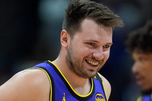 ▲洛杉磯湖人似乎找到了一個新方法來對付Nikola Jokic，那就是一套充滿機動性的小球陣容，加上Luka Doncic在休息數日後的復活、轟下32分，讓紫金大軍在高原客場取得一場輝煌的大勝。（圖／美聯社／達志影像）