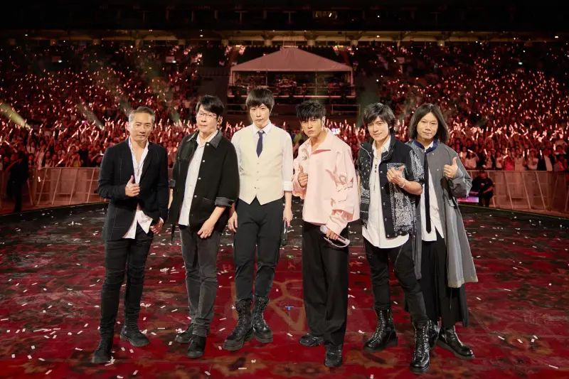 ▲天王周杰倫（右三）於昨（22）日驚喜現身五月天（左三）澳洲演唱會。周杰倫表示「把嘉賓當工作」，讓阿信走心直呼好難過，兩人爆笑對話掀起熱議！（圖／相信音樂、杰威爾音樂提供）