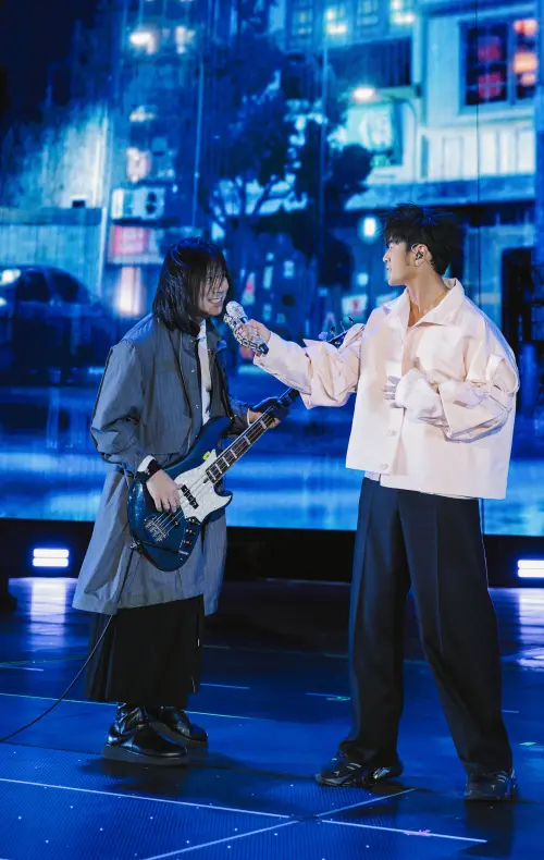 ▲阿信、周杰倫(右)演唱會上一搭一唱妙語連珠,粉絲笑翻!(圖/相信音樂) ▲阿信、周杰倫(右)演唱會上一搭一唱妙語連珠,粉絲笑翻!(圖/相信音樂)