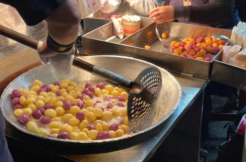 ▲攤販若碰完錢又處理食物，可處新台幣6萬元以上2億元以下罰鍰。（示意圖／NOWnews資料照）