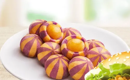 別管臭豆腐了!陸客大推夜市1美食「每晚必吃」 2派吃法老饕戰翻 ▲肯德基「雙色轉轉地瓜球」黃紫色相間還有飽滿內餡。(圖/肯德基提供)